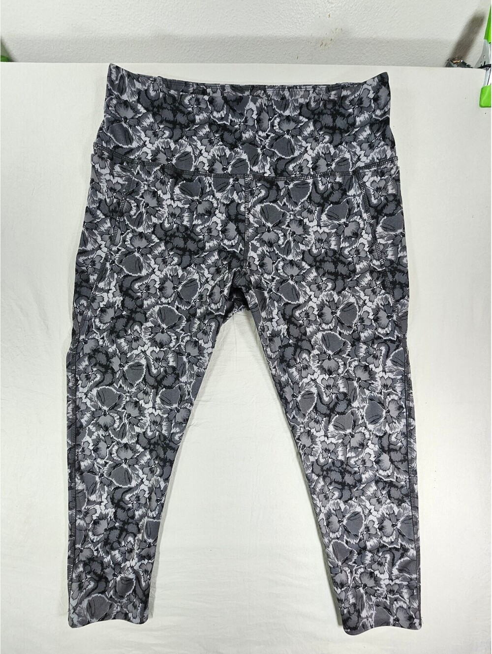 Danskin Women's Floral Print Capri Leggings - Size XL